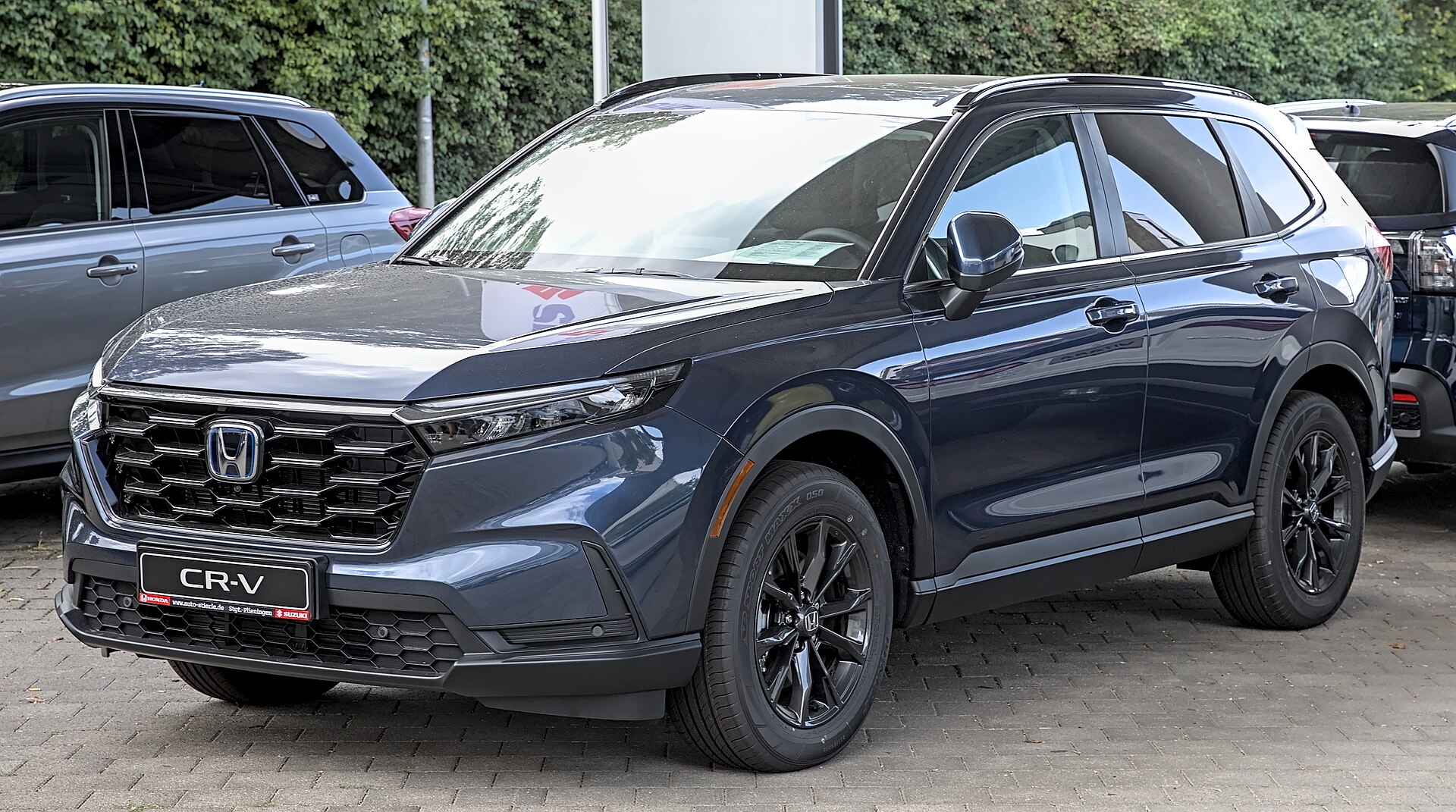 Honda CR-V Hybrid, front three-quarter view